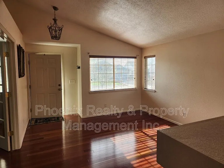370 Harvest Point Dr — Photo 2