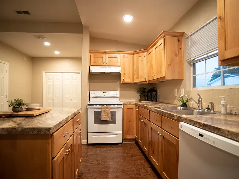 1118 E Goode St #B — Photo 2