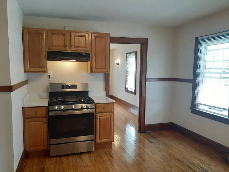 gas stove
large eat-in kitchen