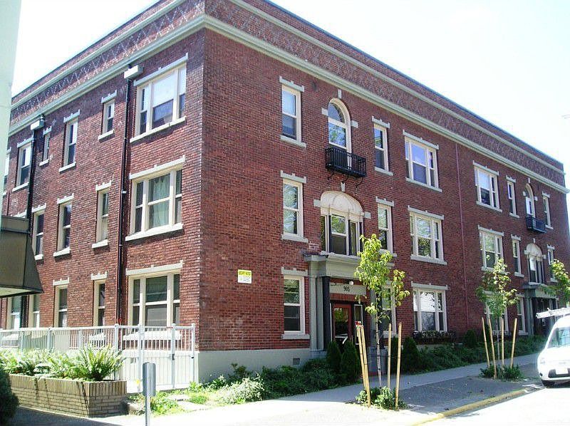 Charming updated condo in the University District! Close to UW Campus and all amenities!