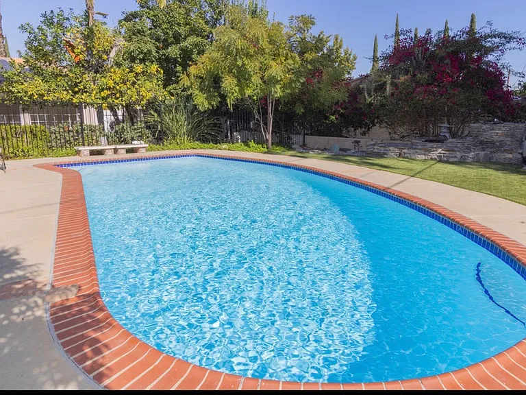 24316 Burbank Blvd — Photo 36