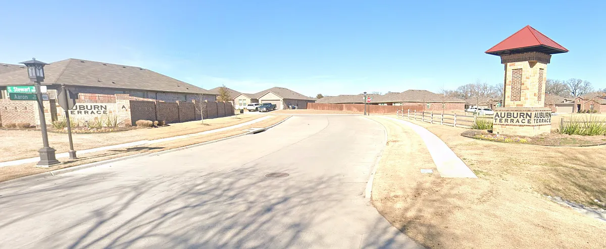 3 bed, 2.0 bath, 1385 sqft, $2,000 — Photo 3