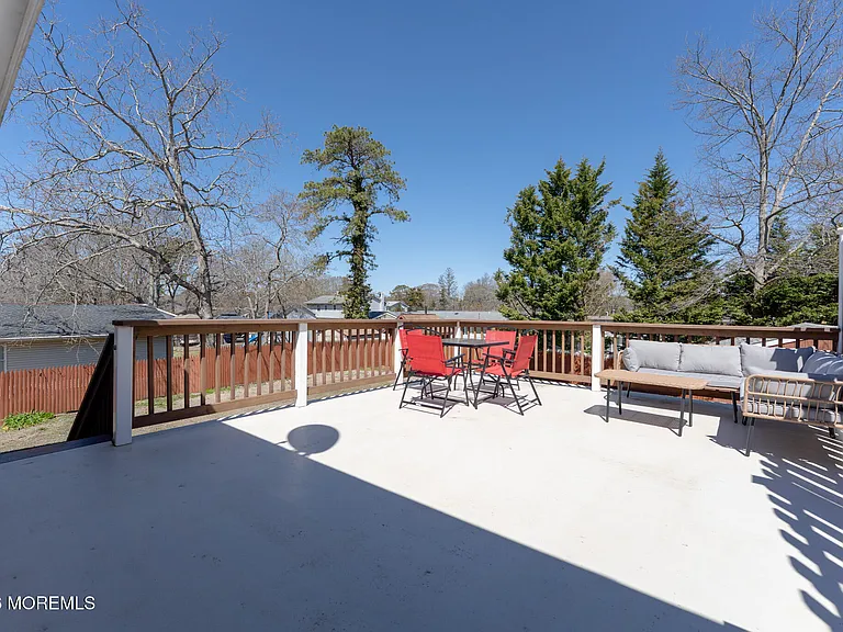 406 Lawrence Dr — Photo 16