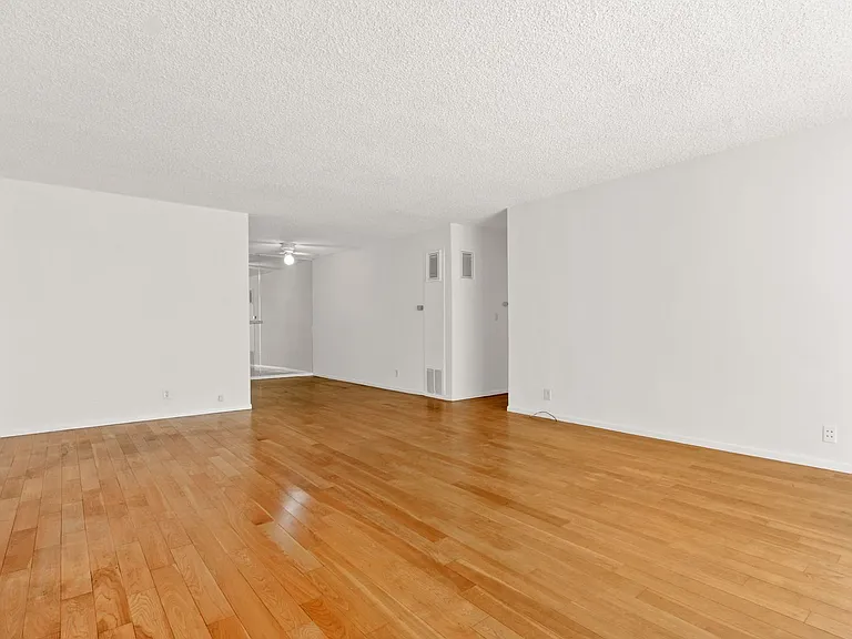1237 Berkeley St - steps to Wilshire Blvd in Santa Monica — Photo 9