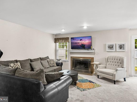 5th image of 679 Rose Hollow Dr