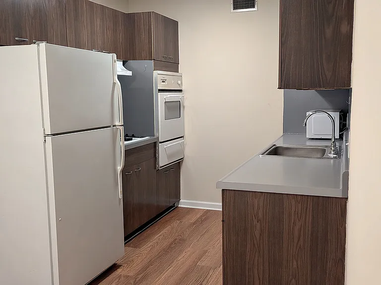 Silver Pines Apartments — Photo 8