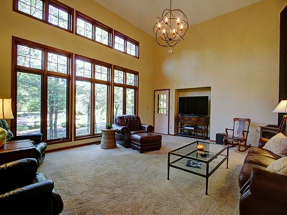 Great Rm w/ Lots of Windows