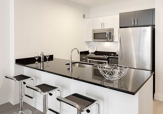 3rd image of 70 Pine St APT 2708