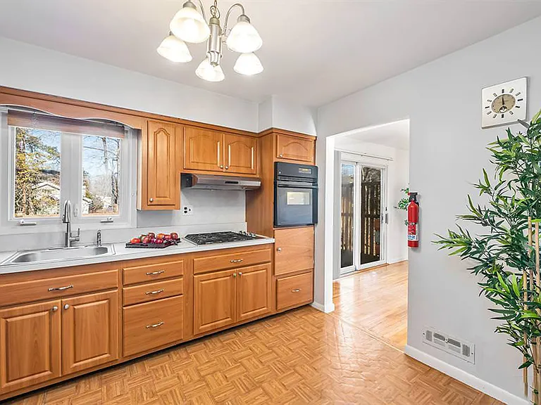 63 Susan Dr — Photo 10