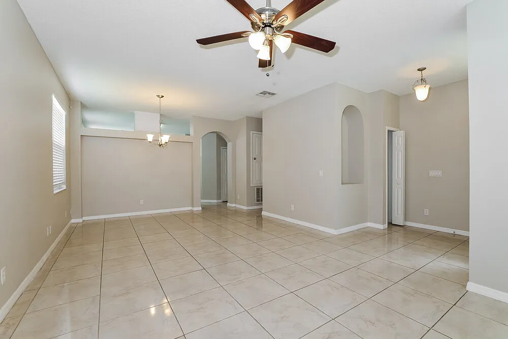 4 bed, 2.0 bath, 1952 sqft, $2,125 — Photo 4