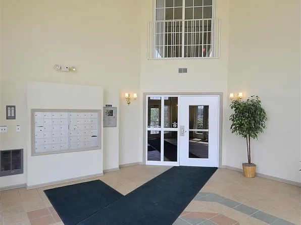 7 Hunt Club Dr #109, Saint Charles, IL 60174
