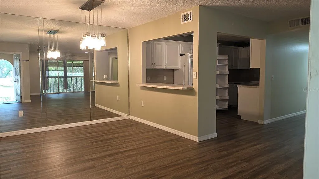 3 bed, 2.0 bath, 1388 sqft, $1,900 — Photo 3