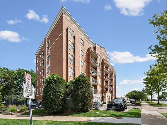 3rd image of 405 Creekside Dr Unit 404