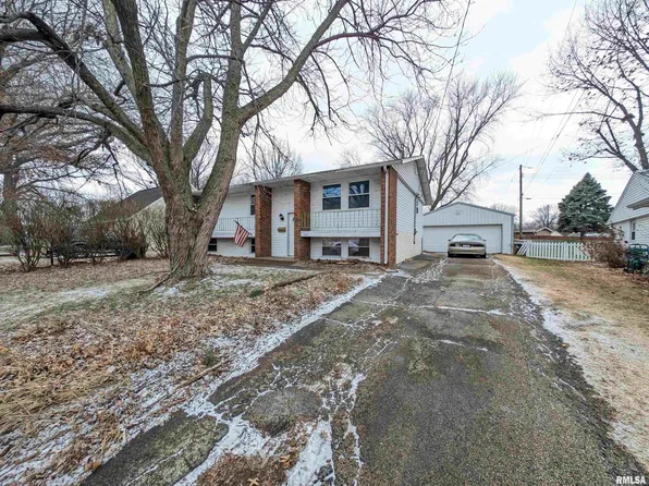 1709 Florence Ave, Pekin, IL 61554