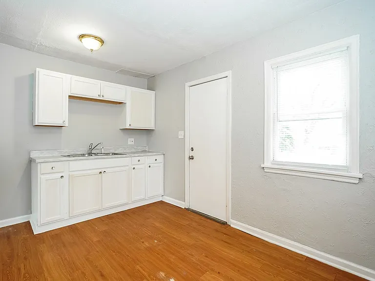 1732-1734 E Whittier St — Photo 7