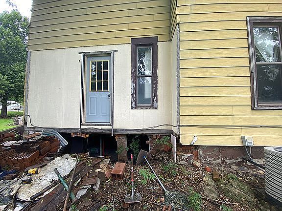 5th image of 107 E Madison St