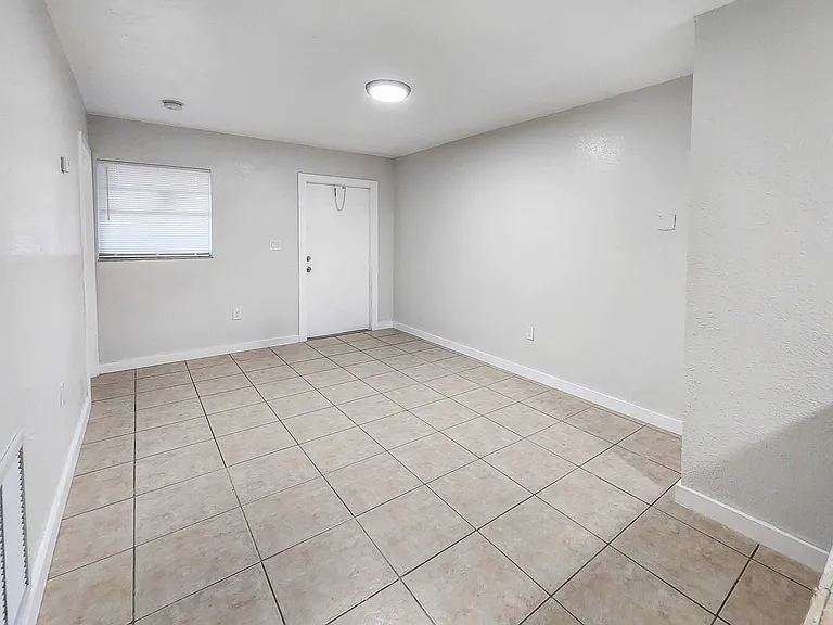 76 SW 8th Ave #N — Photo 5