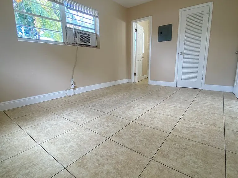 4820 Maine St — Photo 5