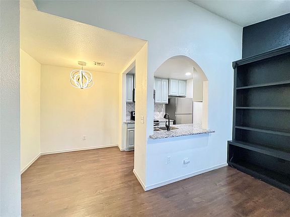 3rd image of 11525 N Meridian Ave APT 203
