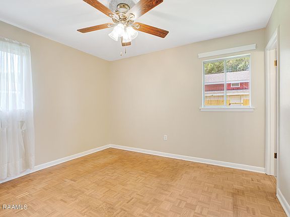 4th image of 100 Maple Dr
