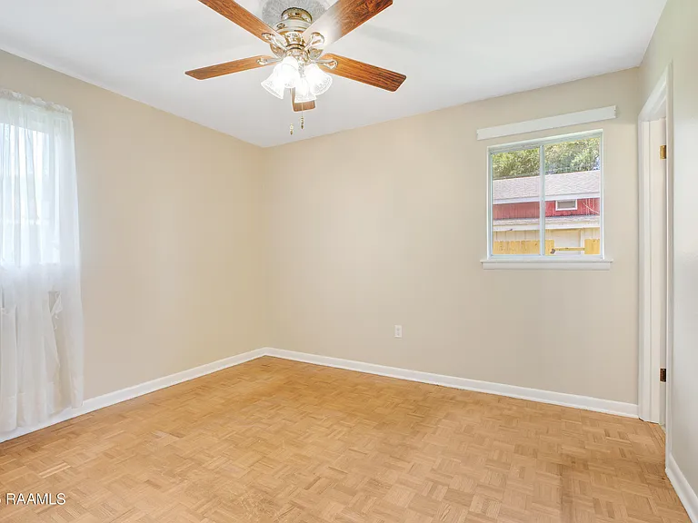 100 Maple Dr — Photo 4