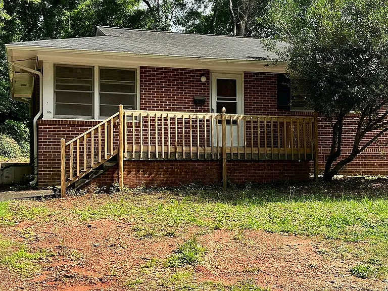 204 Pine Ln — Photo 1