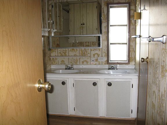 Double sink bathroom vanity