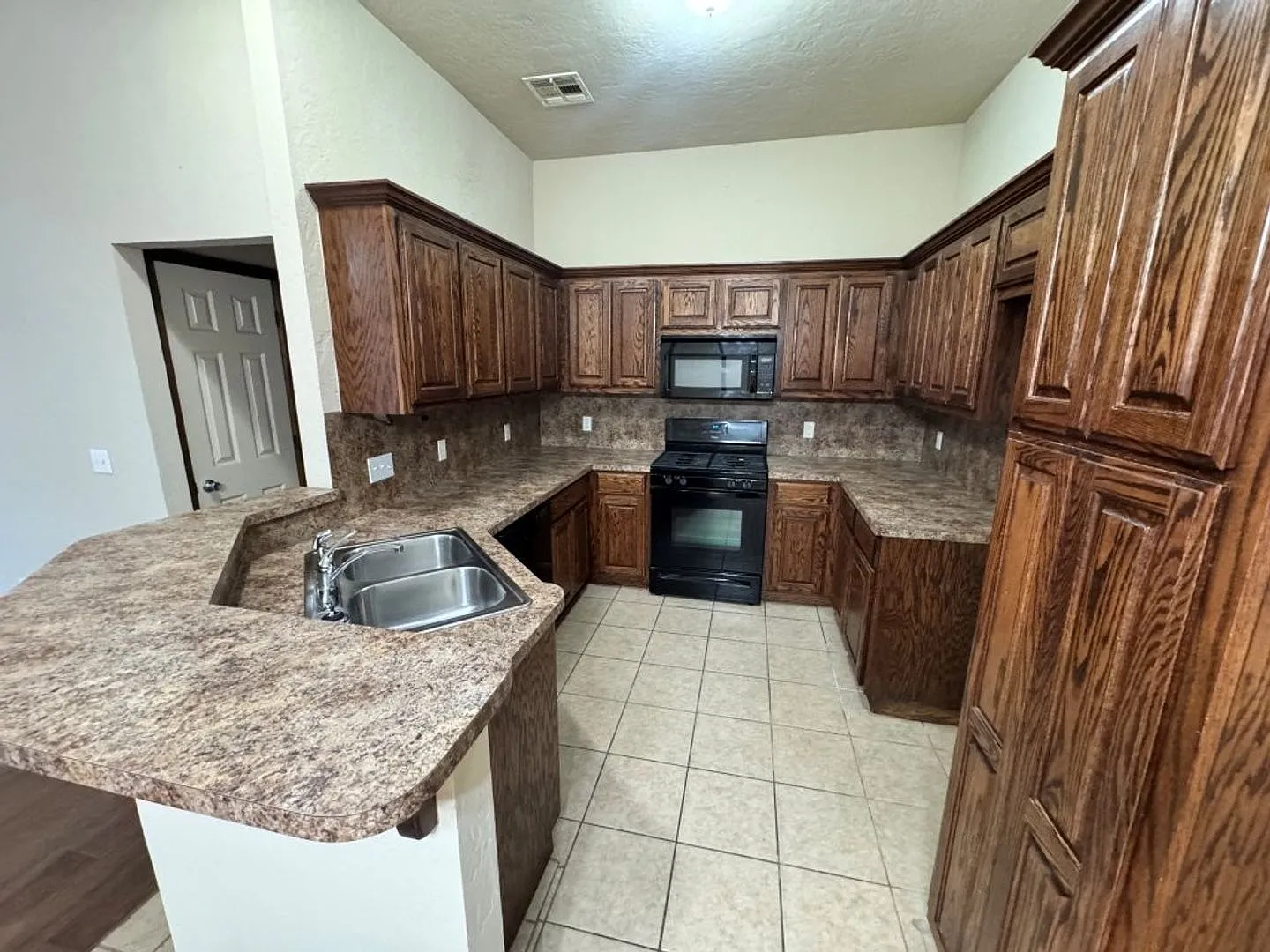 3-bedroom duplex with new carpet in the bedrooms and a 2-car garage ready for move in! — Photo 4