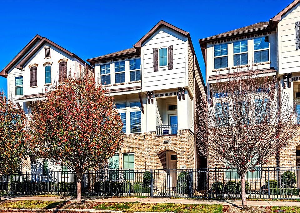 Carefree living in this Houston Heights Home.