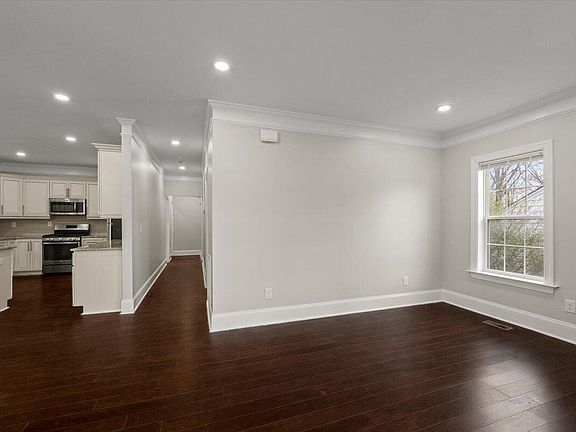 4th image of 2402 Green St