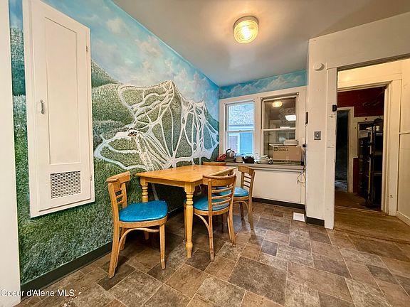 4th image of 910 Main St