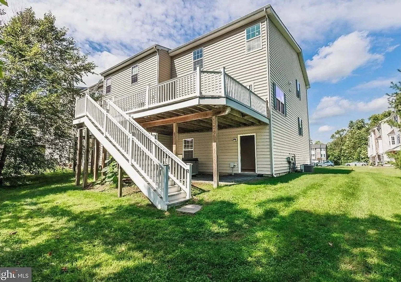 Spacious 3BR Townhome in Newark — Photo 4