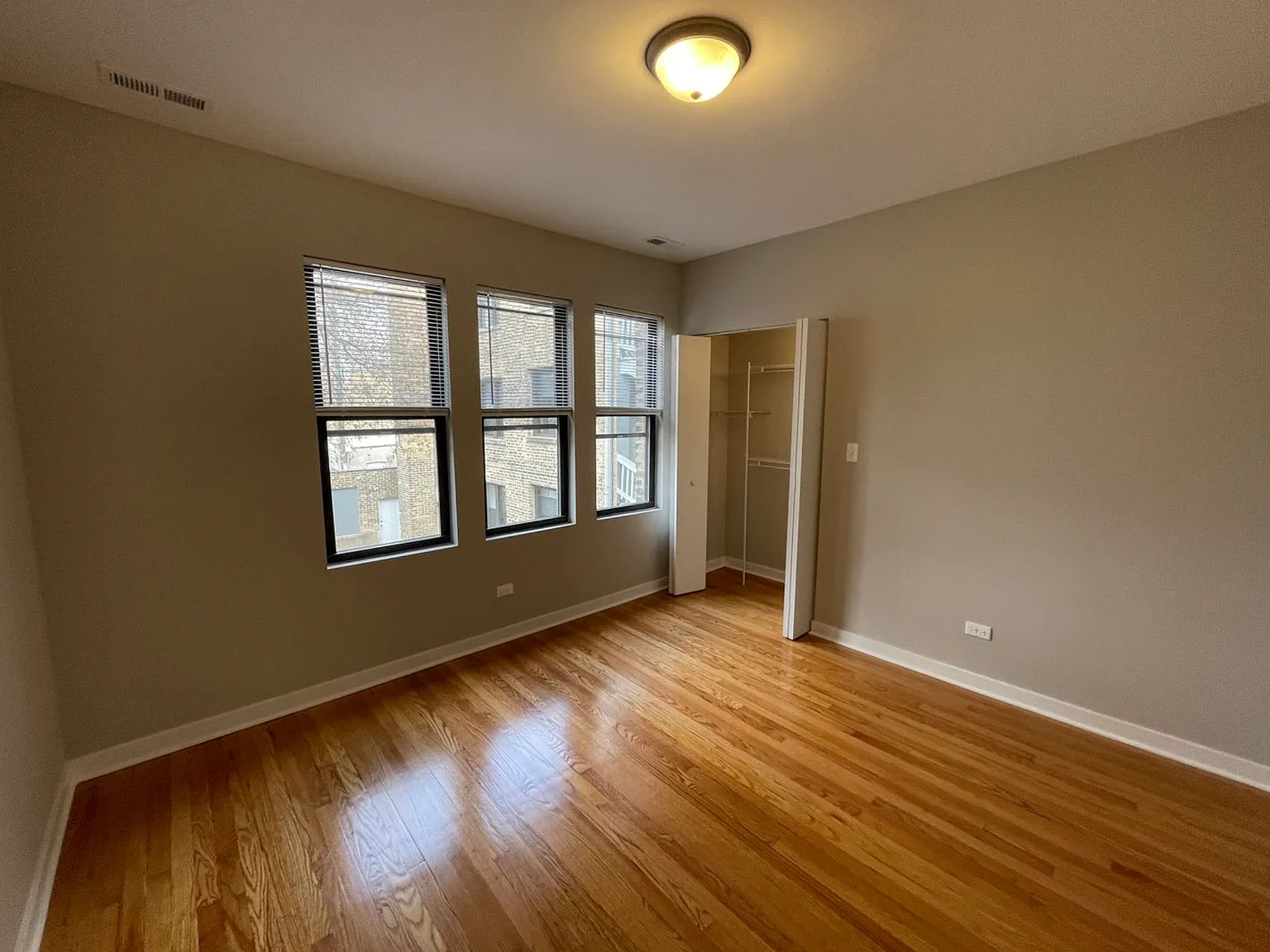 5454 N Sawyer Ave — Photo 4