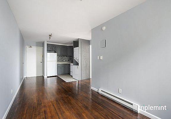 3rd image of 22-11 Crescent St #3R