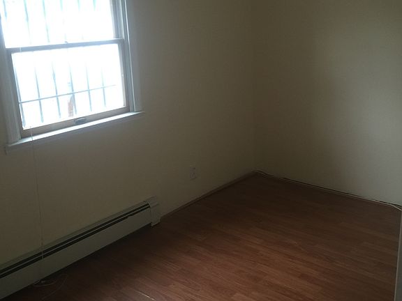 5th image of 19 Hyman Ct.