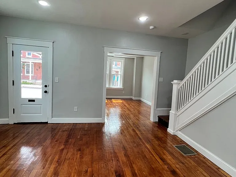 25 N Poplar St — Photo 6