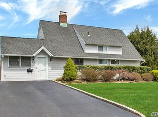 26 Grange Ln, Levittown, NY 11756