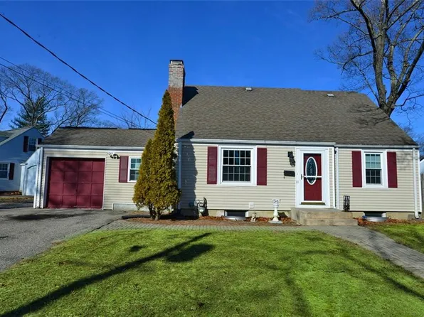 11 Brewster Dr, Warwick, RI 02889