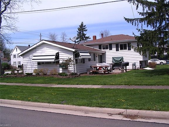 2nd image of 1017 Elm St