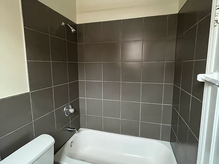West Franklin Apts — Photo 18