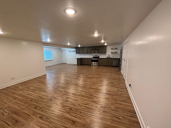 5th image of 188 E Bruin Dr #Basement