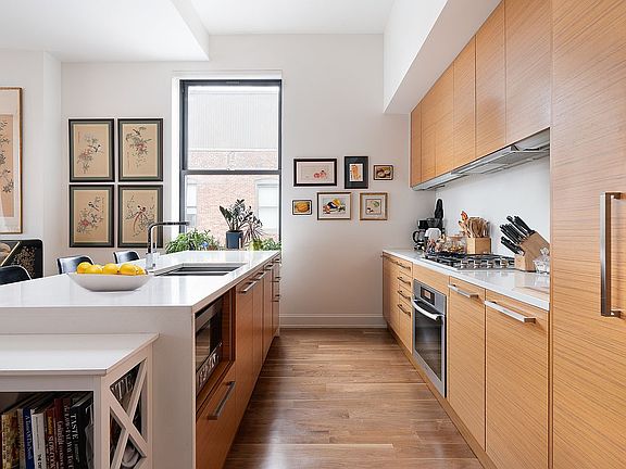 3rd image of 140 W 22nd St #Phc