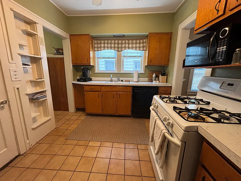 1239 Hathaway Ave — Photo 6