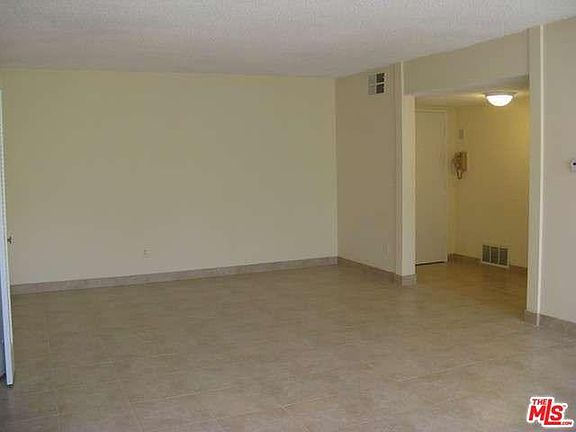 5th image of 5339 Newcastle Ave Unit 106