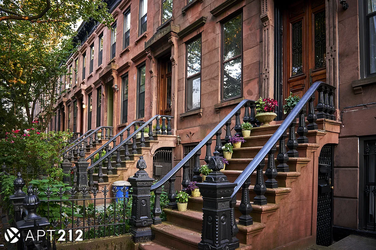 Building Photo - 120 E 10th St #4