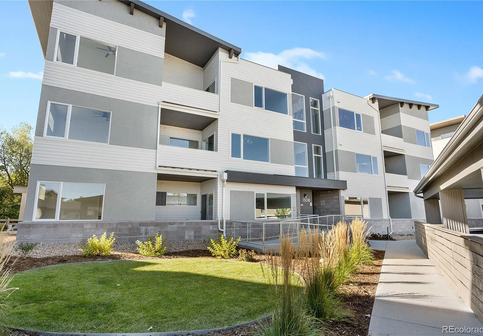 2 bed, 2.0 bath, 1133 sqft, $2,850 — Photo 2