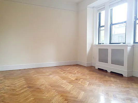 Rented by LIVING QUARTERS NY INC | media 23