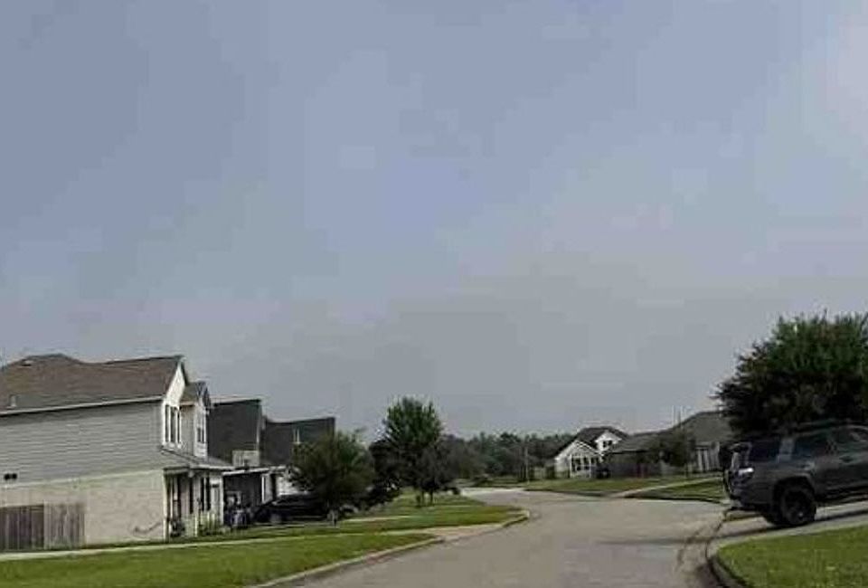 Exterior Neighborhood (street photo)