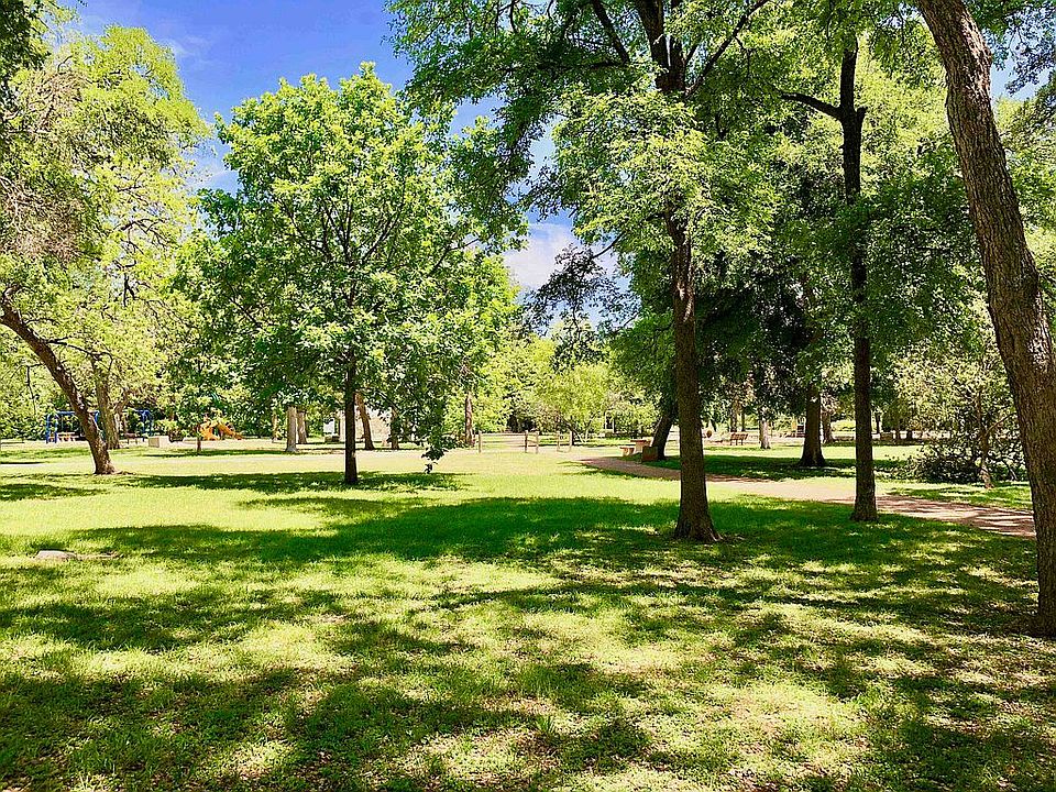 2nd image of 608 Elmwood Pl #1/2