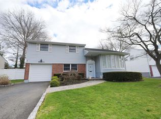 17 Patricia Ln, Syosset, NY 11791